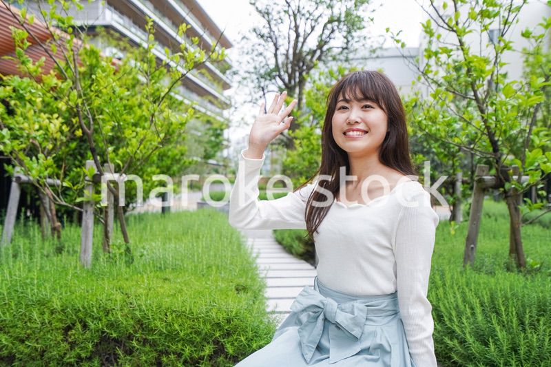 待ち合わせする女性