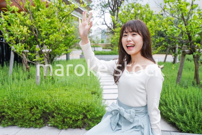 待ち合わせする女性