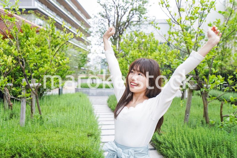 伸びをする若い女性