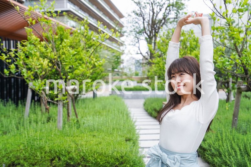 伸びをする若い女性