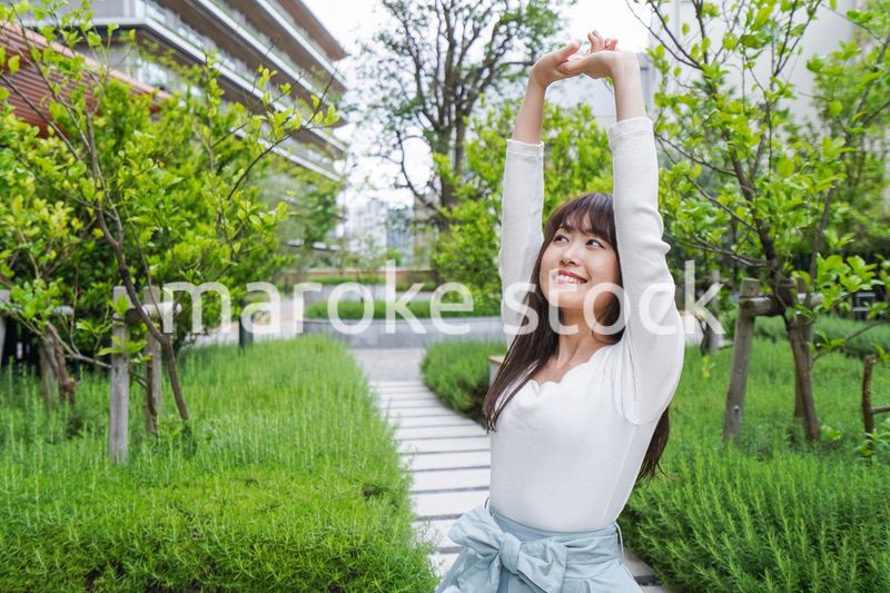 伸びをする若い女性
