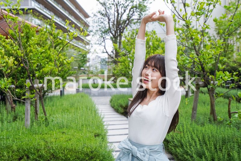 伸びをする若い女性