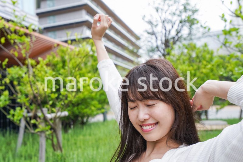 伸びをする若い女性
