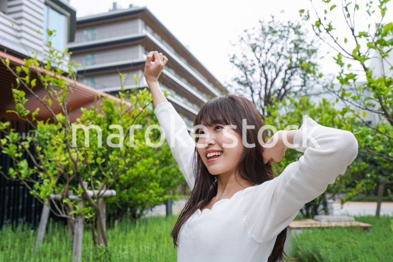 伸びをする若い女性