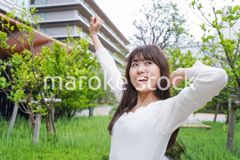 伸びをする若い女性
