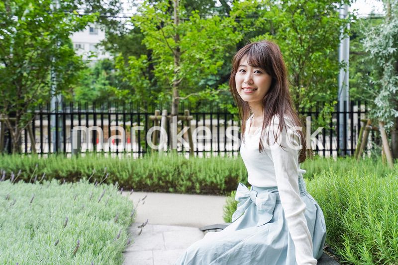 外でデートする女性