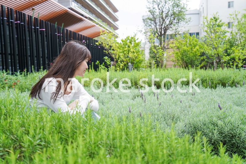 外でデートする女性
