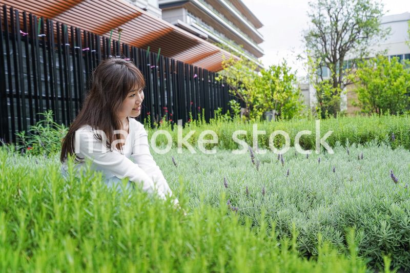 外でデートする女性