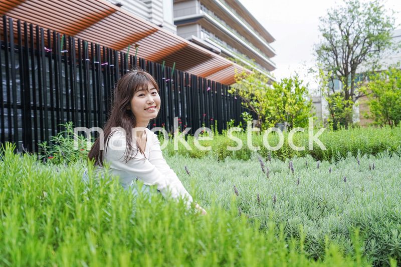 外でデートする女性