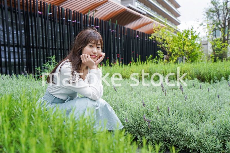 外でデートする女性