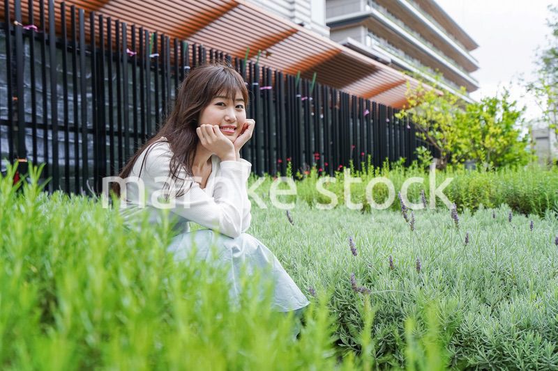 外でデートする女性