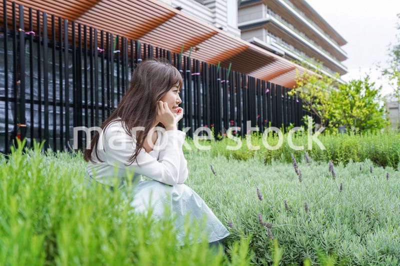 外でデートする女性