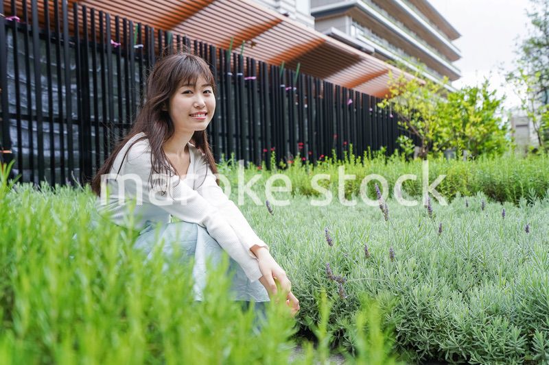 外でデートする女性