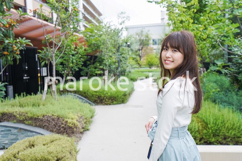 外でデートする女性