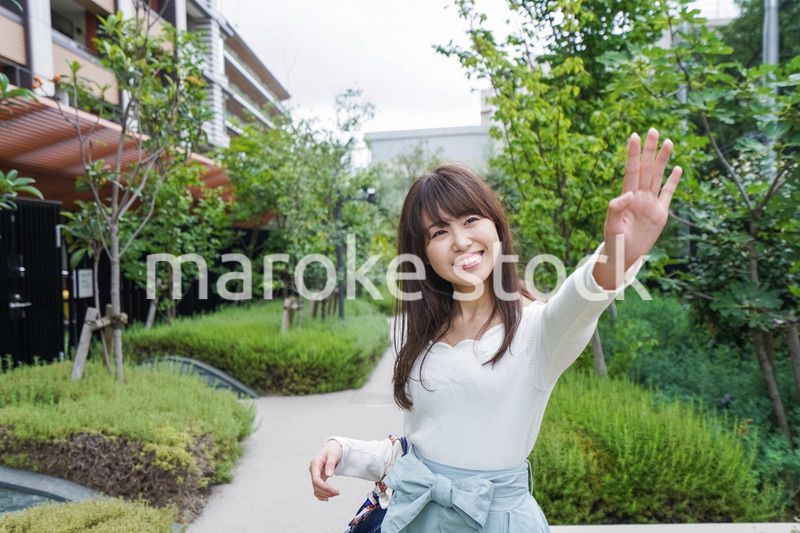 待ち合わせする女性