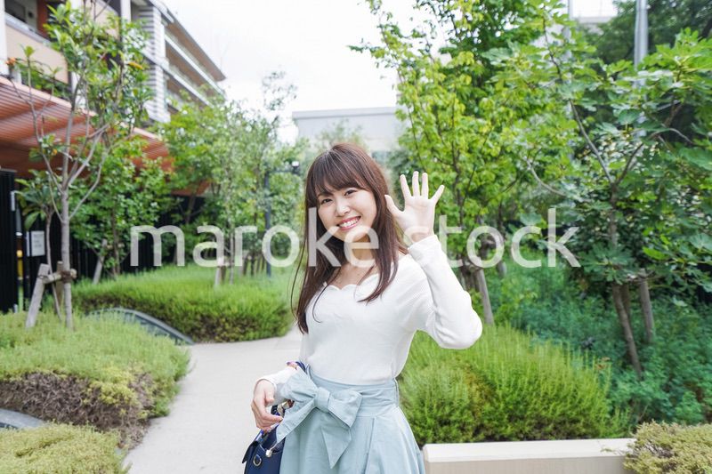 待ち合わせする女性