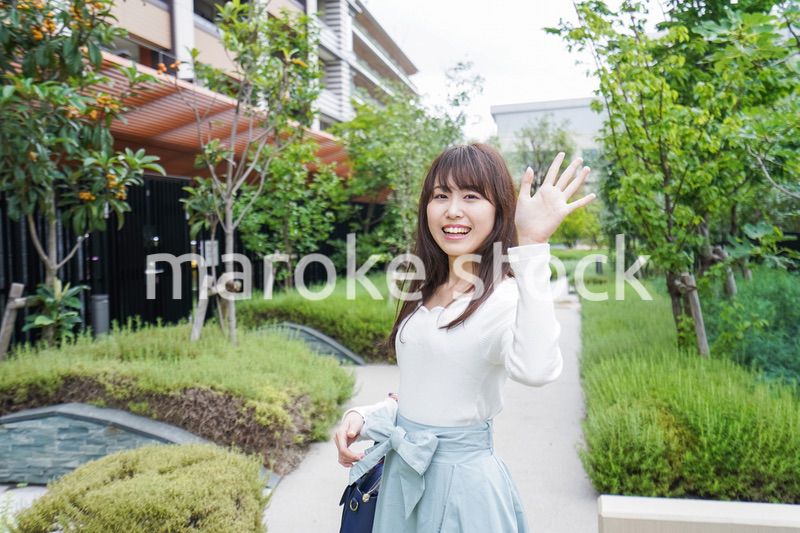 待ち合わせする女性