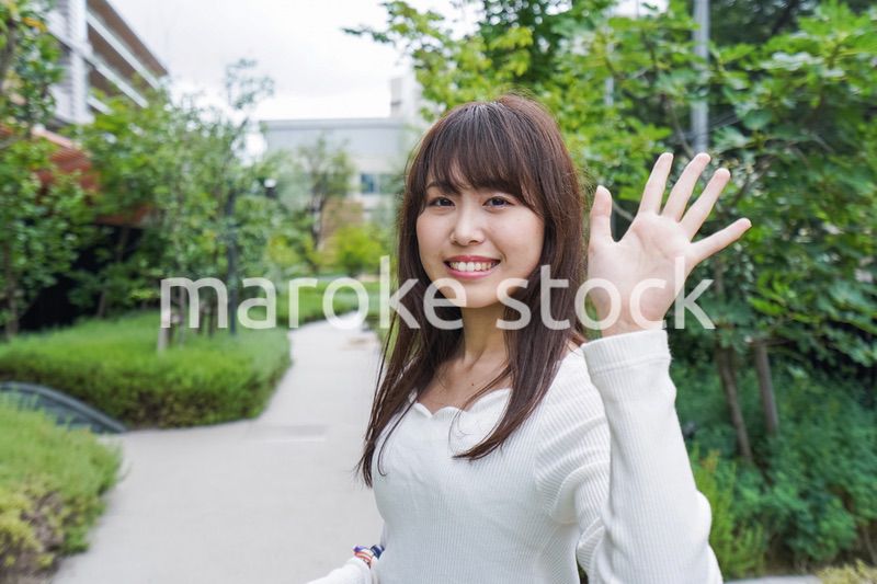 待ち合わせする女性