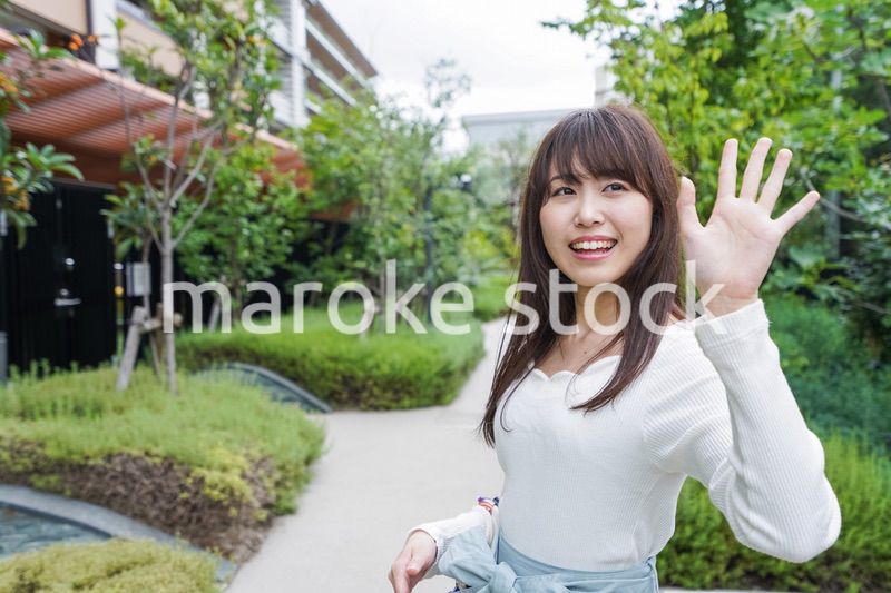 待ち合わせする女性