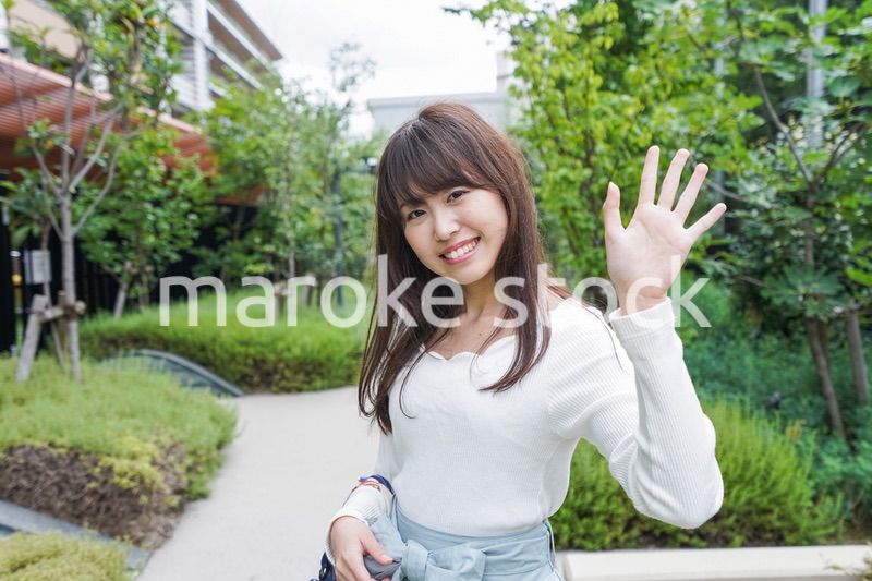 待ち合わせする女性