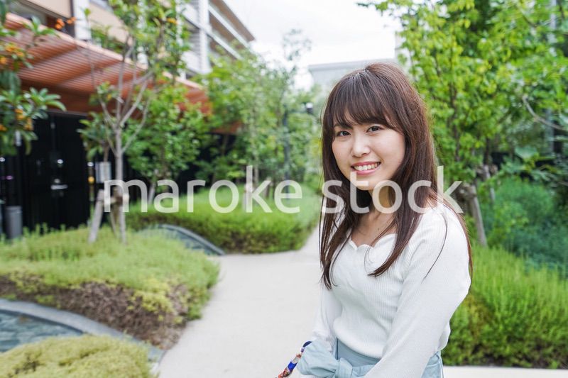 外でデートする女性