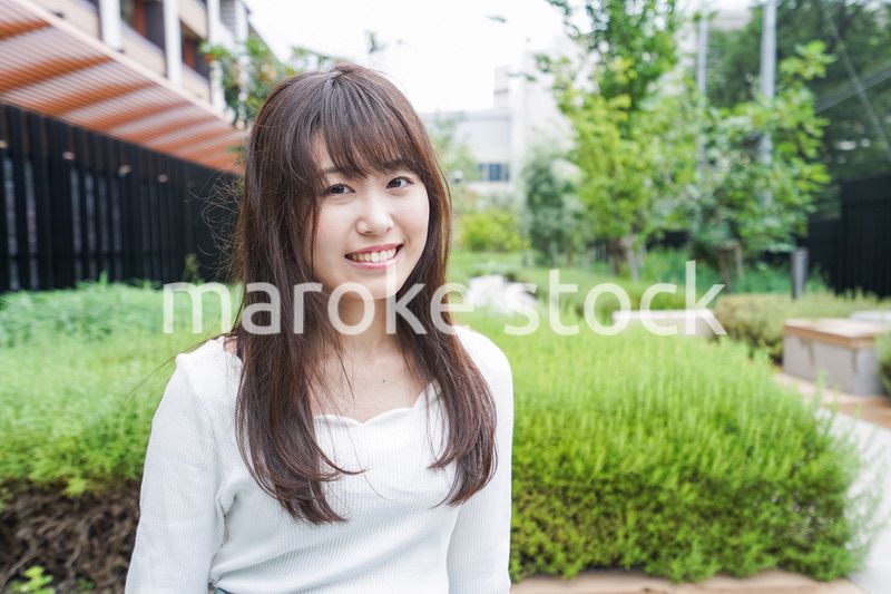 外でデートする女性