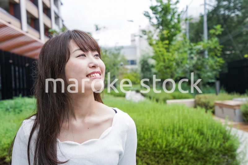 外でデートする女性