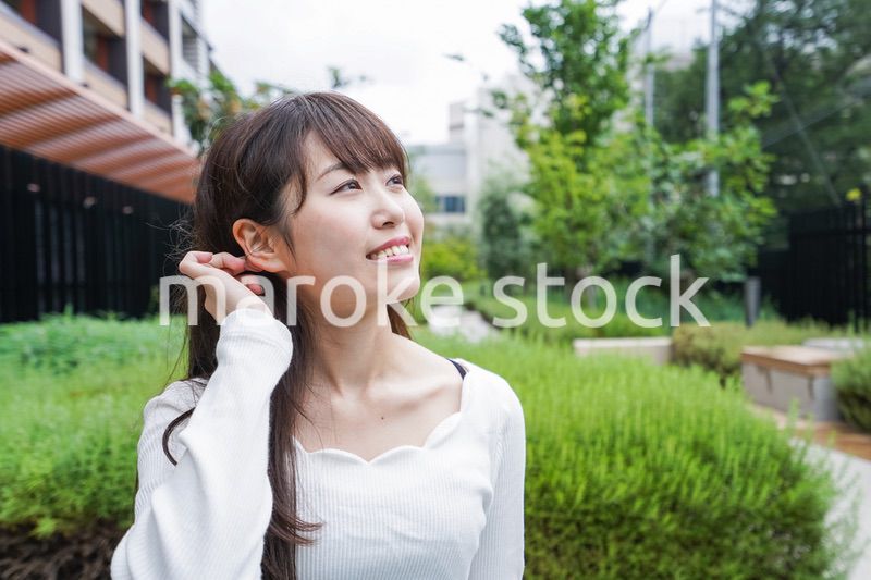 外でデートする女性