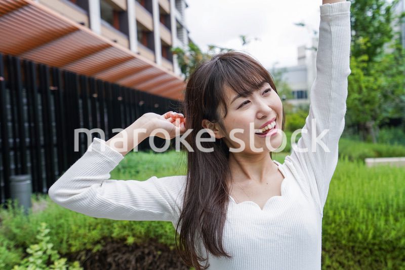 伸びをする若い女性