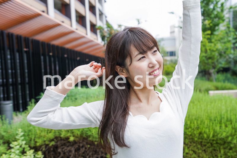 伸びをする若い女性
