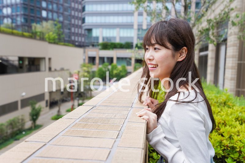 外でデートする女性