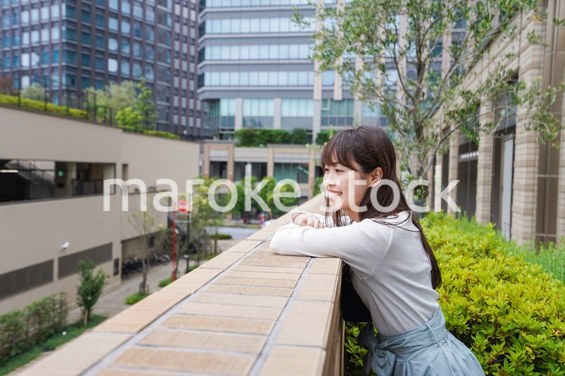 外でデートする女性