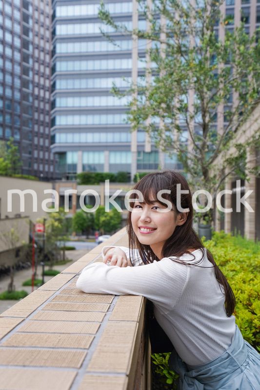 外でデートする女性