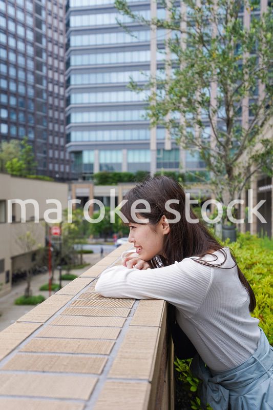 外でデートする女性