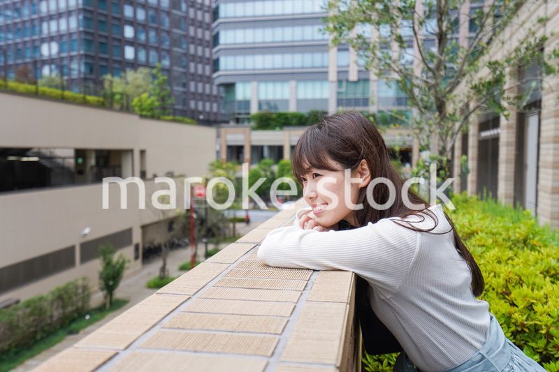 外でデートする女性