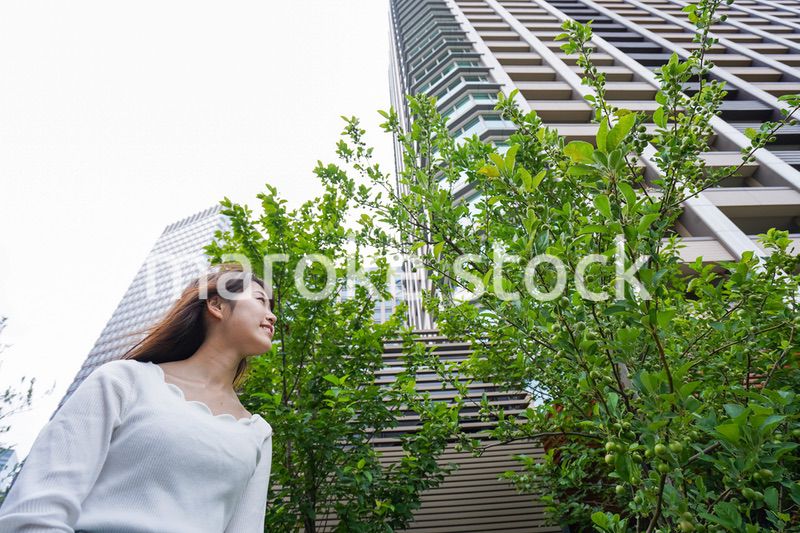 外でデートする女性