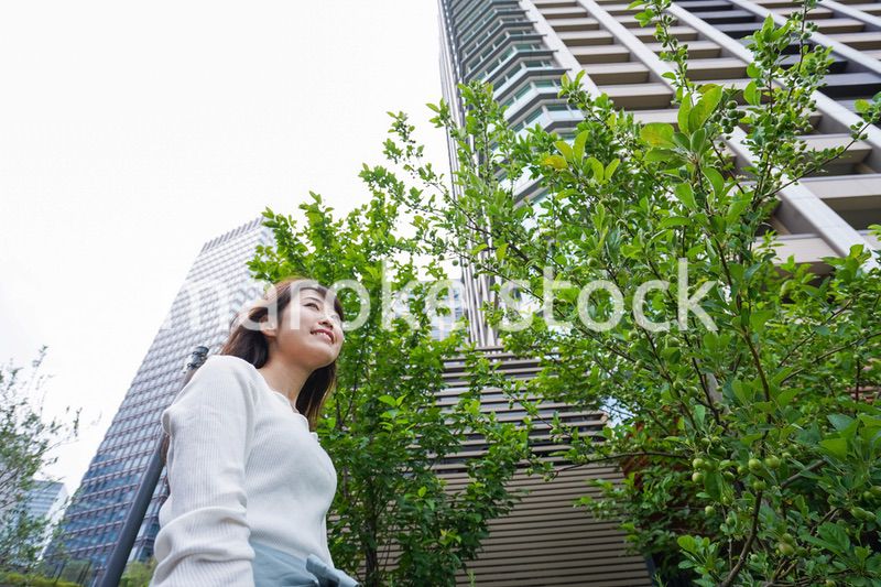 外でデートする女性