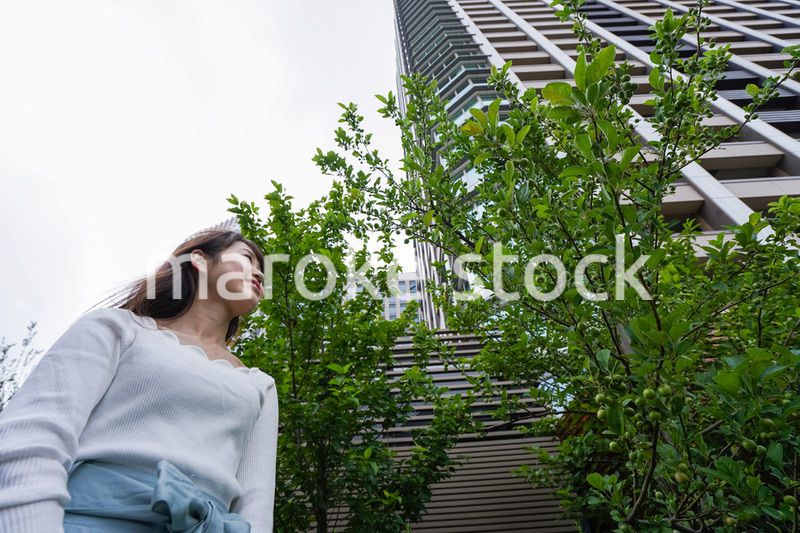 外でデートする女性