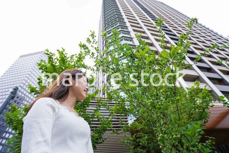 外でデートする女性