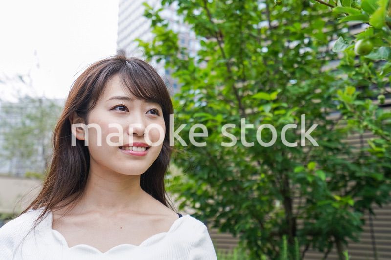 外でデートする女性