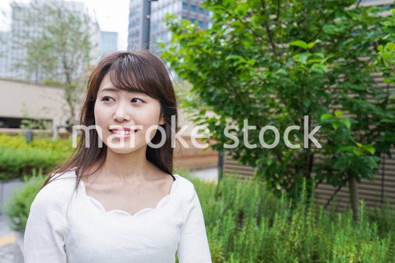 外でデートする女性