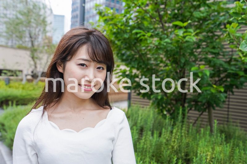 外でデートする女性