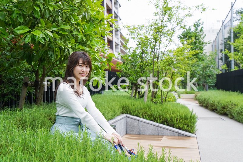 外でデートする女性