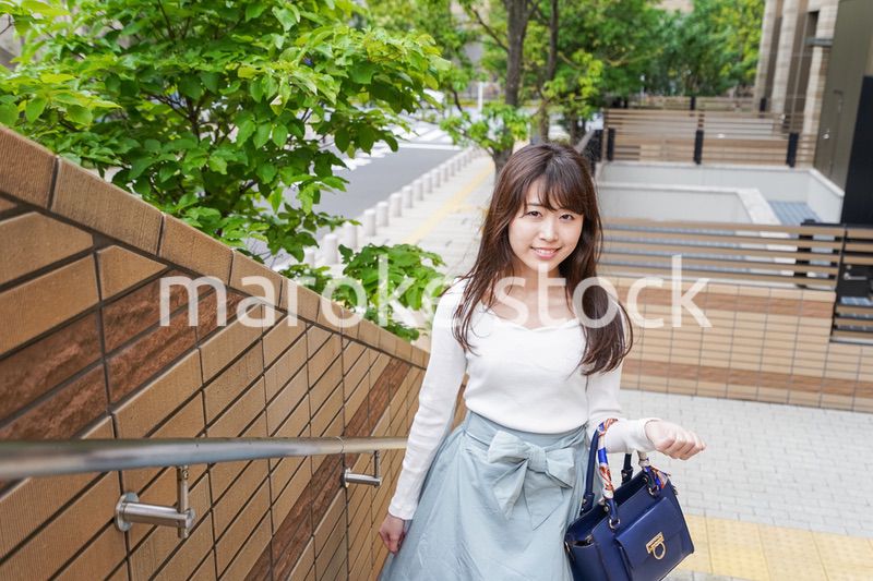 街なかでデートをする女性