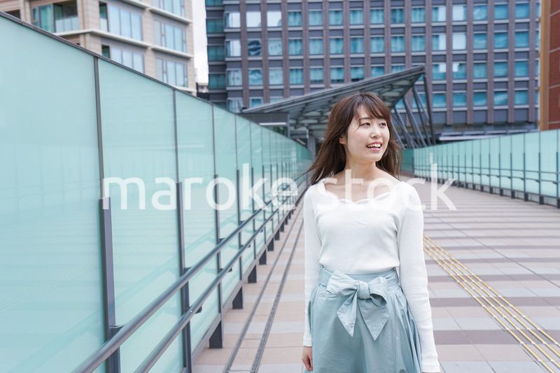 都会を歩くビジネスウーマン