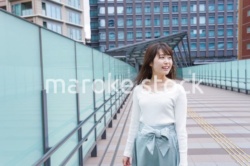 都会を歩くビジネスウーマン