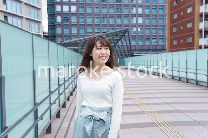 都会を歩くビジネスウーマン