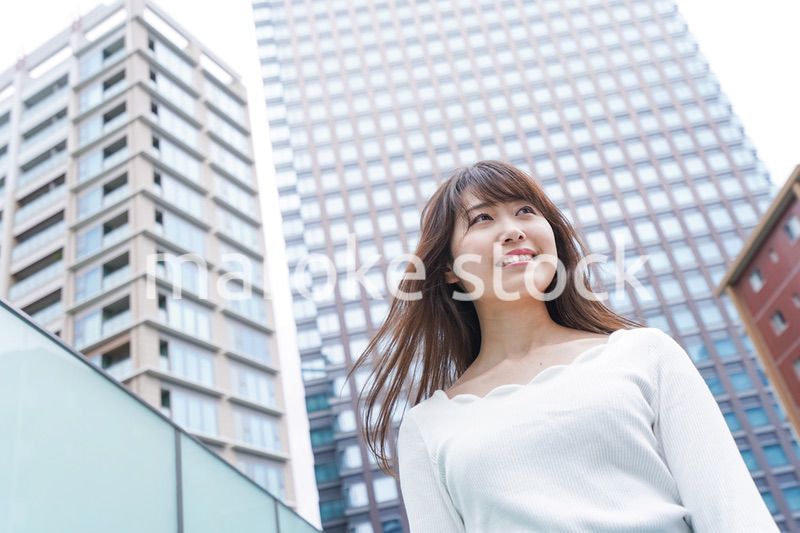 都会を歩くビジネスウーマン