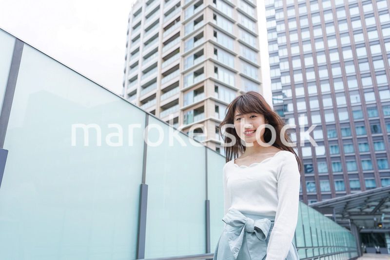 都会を歩くビジネスウーマン