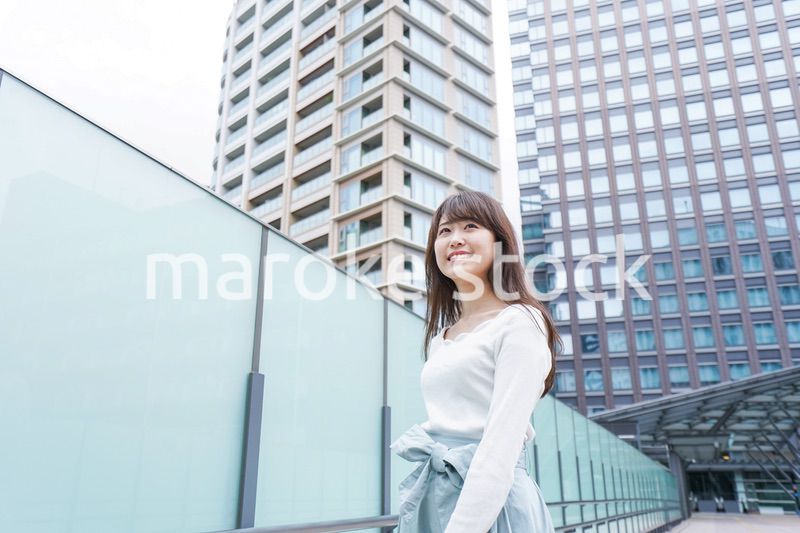 都会を歩くビジネスウーマン